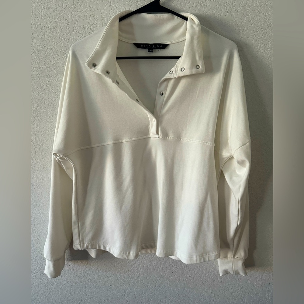Oversized white collared pullover women’s top with buttons XS